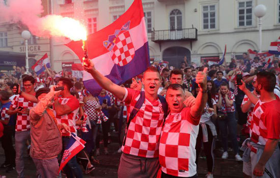 Fans Croatia và Pháp vỡ òa cảm xúc sau trận chung kết World Cup - Ảnh 7