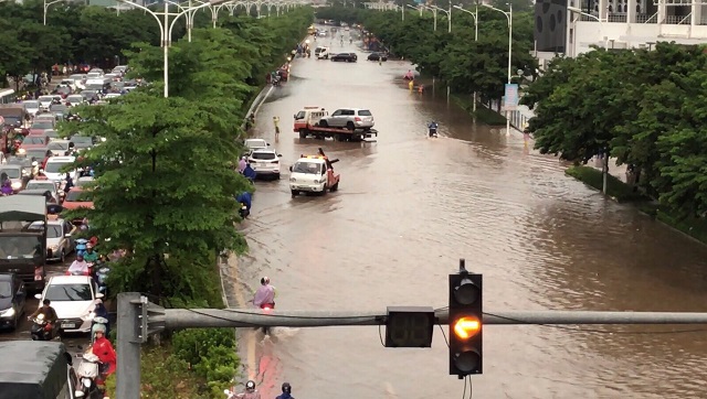 Tắc đường kinh hoàng, ô tô vất vả "bơi" trên đường sau trận mưa lớn - Ảnh 4
