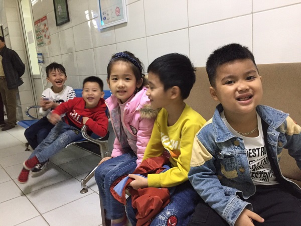 Thêm hơn 350 trẻ ở Bắc Ninh về Hà Nội xét nghiệm sau khi ăn thịt bẩn ở trường - Ảnh 3