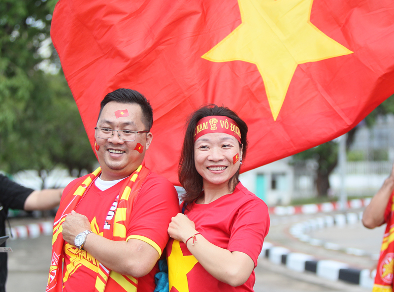 [Ảnh] Người hâm mộ Việt Nam "nhuộm đỏ" sân Thammasat trước giờ bóng lăn - Ảnh 5