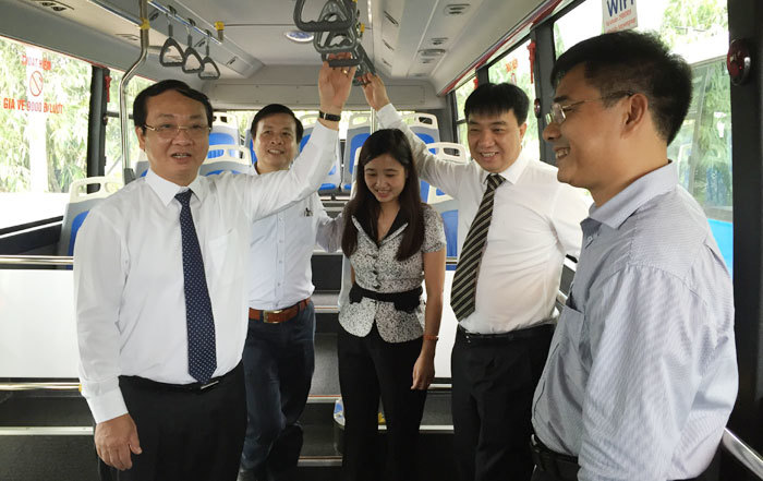 Phó Chủ tịch TP Hà Nội Nguyễn Thế Hùng đi thử xe buýt CNG - Ảnh 3