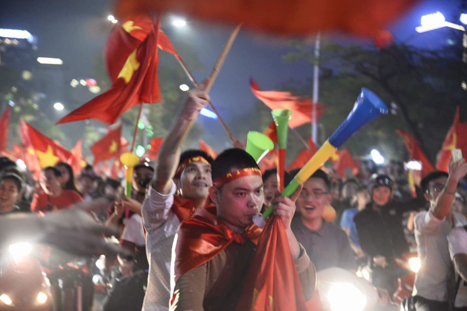 Hà Nội tràn ngập sắc đỏ sau kỳ tích lịch sử của U23 Việt Nam - Ảnh 15