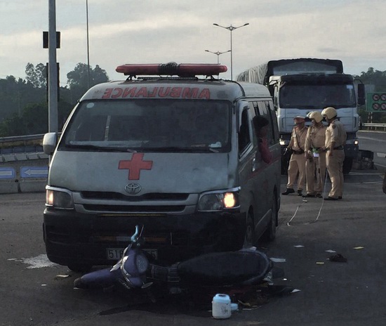 Đà Nẵng: Xe cứu thương va chạm xe máy, 2 người nguy kịch - Ảnh 1
