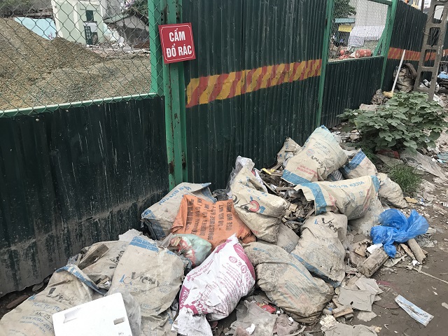 [Ảnh] Hà Nội: Rác thải ngập tràn đường Trường Chinh - Ảnh 3