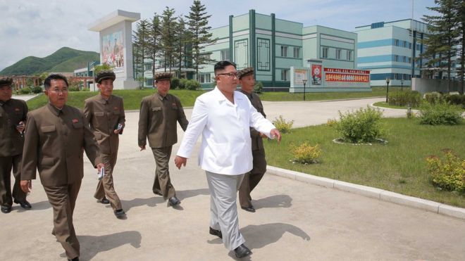 Ông Kim Jong-un bất ngờ phê phán quan chức trong chuyến thị sát nhà máy - Ảnh 1
