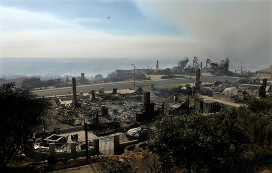 Hình ảnh bão lửa thiêu rụi hàng trăm căn nhà tại California - Ảnh 7