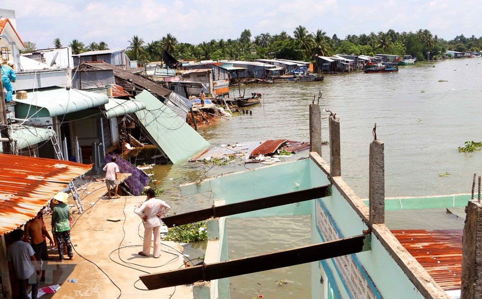 [Photo] Sạt lở nghiêm trọng nhấn chìm nhiều ngôi nhà ở ĐBSCL - Ảnh 10