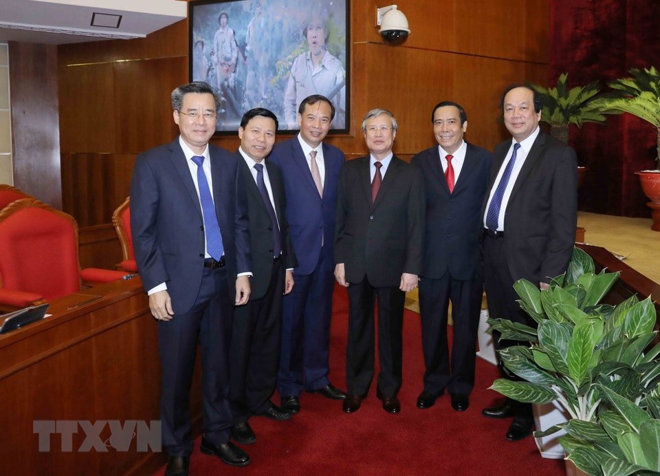 Hình ảnh lãnh đạo Đảng với các đại biểu dự Hội nghị Trung ương 7 - Ảnh 3