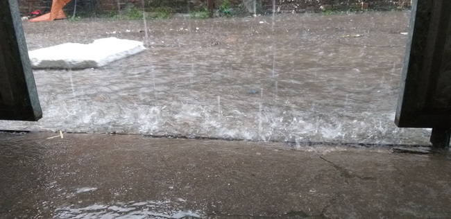 Hà Nội mưa lớn, một số tuyến phố ngập sâu trong nước - Ảnh 8