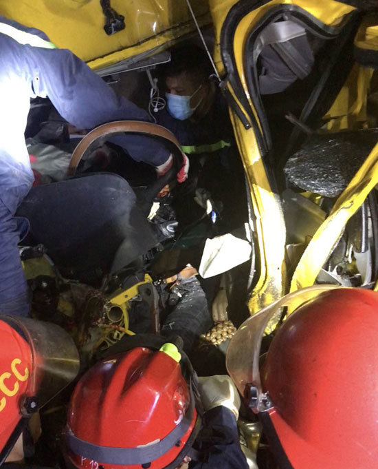 Hà Nội: Cứu nạn một người bị mắc kẹt trong ca bin xe tải - Ảnh 3