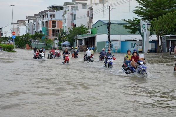 TP Hồ Chí Minh: Người dân lội nước về nhà trong ngày triều cường đạt đỉnh - Ảnh 1
