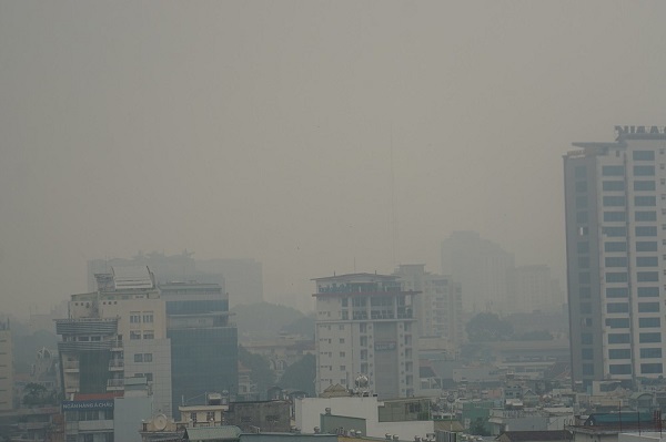 TP Hồ Chí Minh: Sương mù xuất hiện trở lại kèm theo hiện tượng cay mắt, người dân lo sợ - Ảnh 2