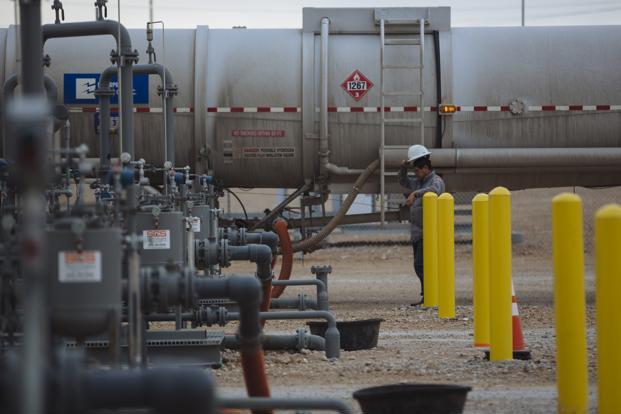 Giá dầu tăng mạnh trong tuần đầu năm 2019 nhờ OPEC cắt giảm sản lượng - Ảnh 1