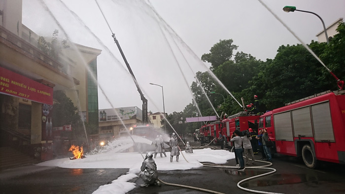 Hà Nội: Cứu 5 người mắc kẹt trong vụ cháy chợ Hà Đông - Ảnh 13