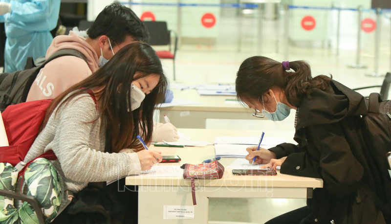 [Ảnh] Cận cảnh quy trình khai báo y tế khi nhập cảnh tại sân bay Nội Bài - Ảnh 8