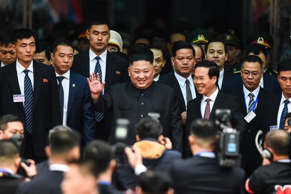 [Ảnh] So sánh chuyến thăm Việt Nam của Chủ tịch Triều Tiên Kim Jong-un và ông nội - Ảnh 3