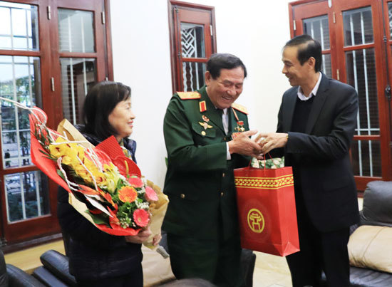 Phó Bí thư Thành ủy Hà Nội thăm, chúc mừng Trung tướng Phạm Tuân - Ảnh 2