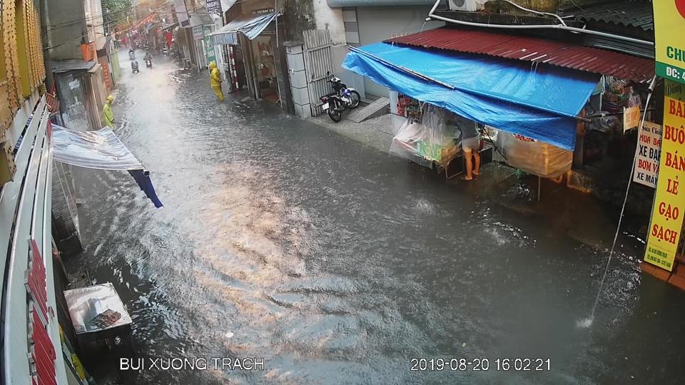 Mưa xối xả gây ngập một số tuyến phố trong nội thành Hà Nội - Ảnh 1