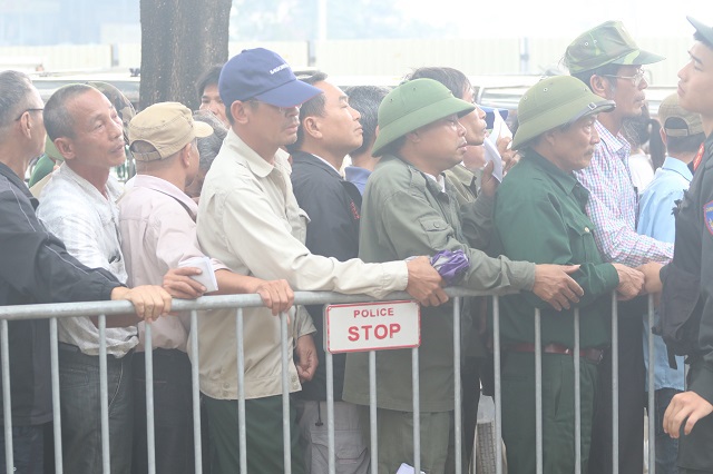[Ảnh] Hàng trăm thương binh xếp hàng chờ mua vé trận đấu Việt Nam - UAE - Ảnh 3