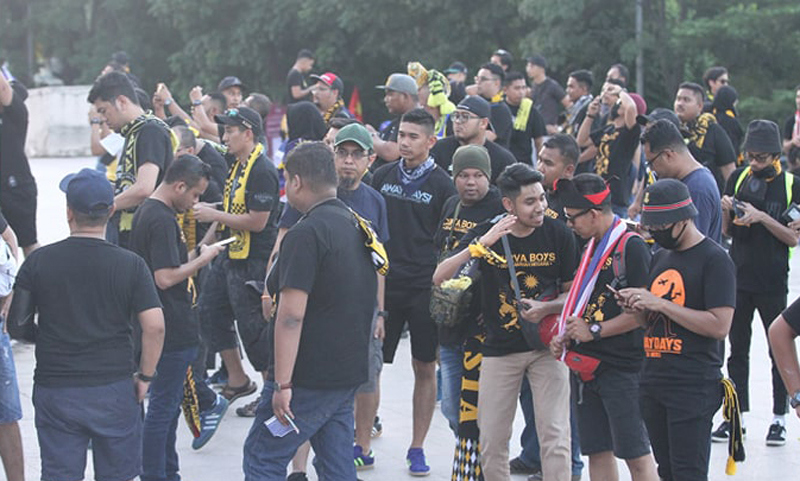 [Ảnh] CĐV Malaysia "khác thường" trước trận đấu với ĐT Việt Nam - Ảnh 2