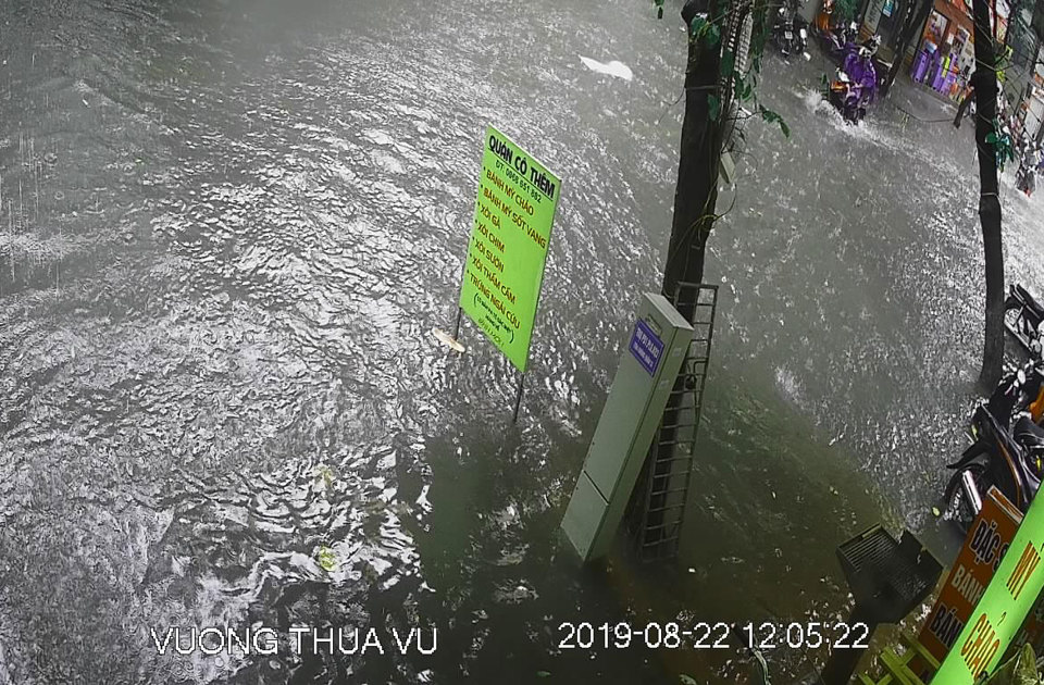 Hà Nội: Người đi đường thót tim vì những đợt sấm nổ trong trận mưa lớn - Ảnh 5