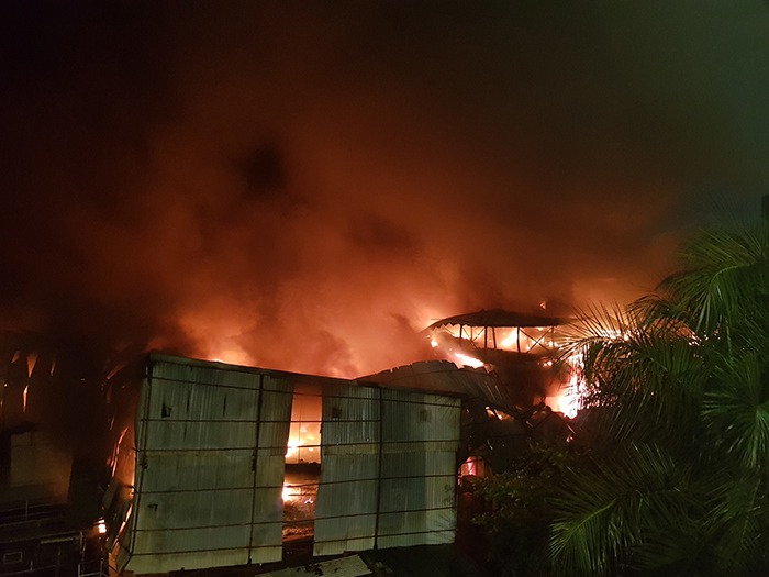 [Ảnh] Thâu đêm dập tắt đám cháy tại Công ty Bóng đèn phích nước Rạng Đông - Ảnh 1