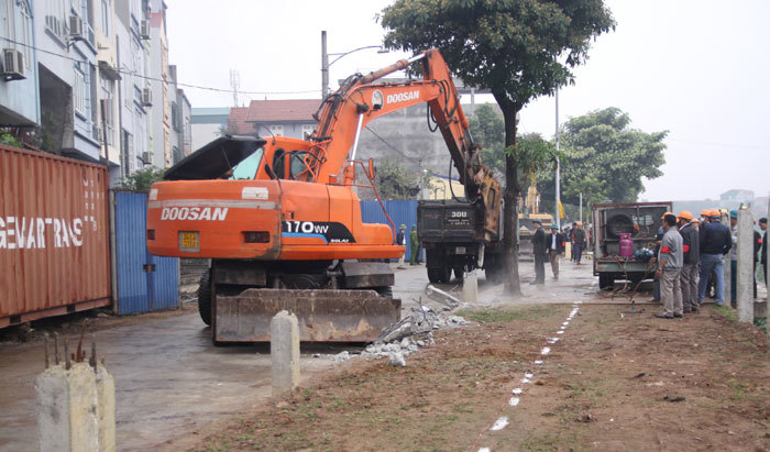 Cưỡng chế vi phạm xây dựng tại xã Tiền Phong, huyện Mê Linh - Ảnh 1
