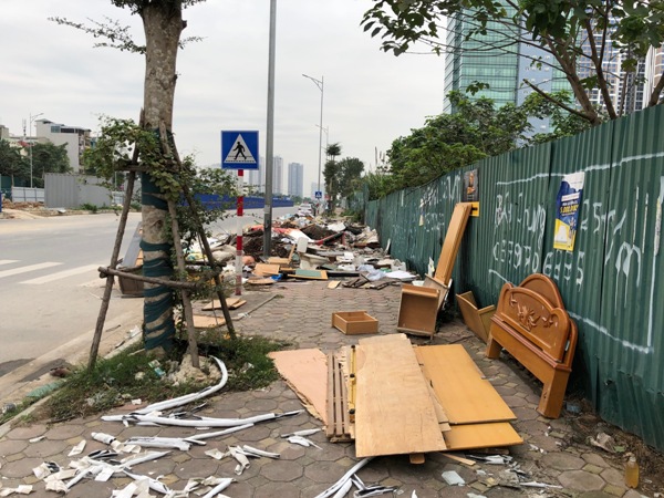 Hà Nội: Đường Nguyễn Văn Huyên kéo dài ngập trong rác - Ảnh 3