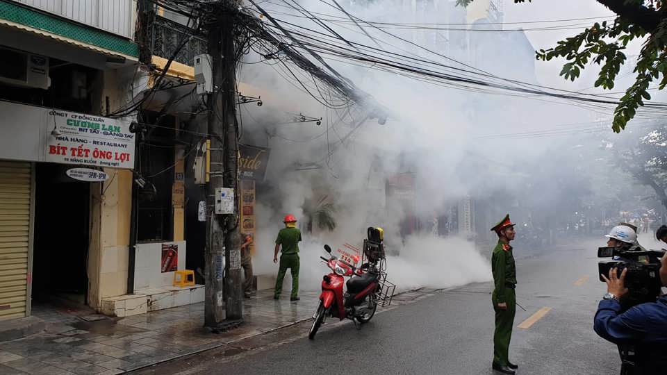 Hà Nội: Cháy giả định trên phố Hàng Buồm, nhiều người mắc kẹt được giải cứu - Ảnh 8