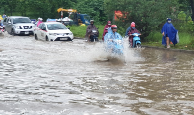 [Ảnh] Đường gom Đại lộ Thăng Long ngập nặng sau mưa lớn, ô tô "rẽ sóng" trên đường - Ảnh 11