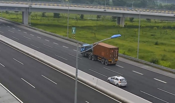 Điều tra, xử lý xe container lùi trên cao tốc Hà Nội - Hải Phòng - Ảnh 1