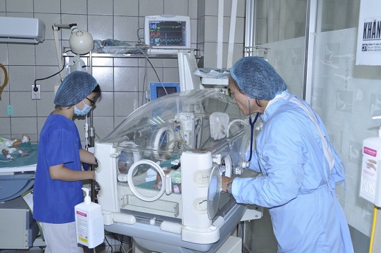 Bệnh viện Bạch Mai miễn phí điều trị cho 3 bệnh nhi chuyển lên từ Bắc Ninh - Ảnh 1