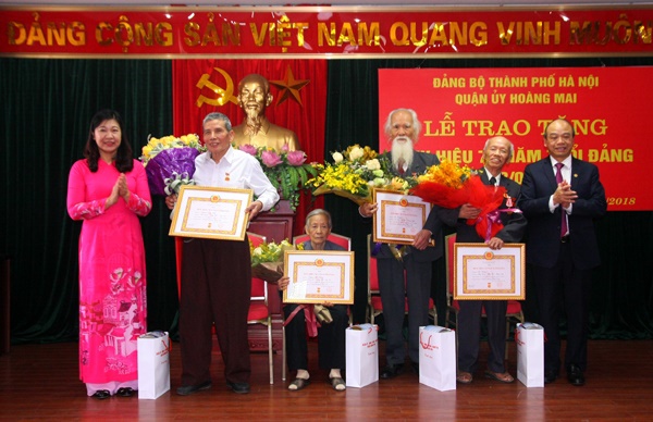 Hoàng Mai: Trao Huy hiệu 70 năm tuổi Đảng cho các đảng viên lão thành - Ảnh 1
