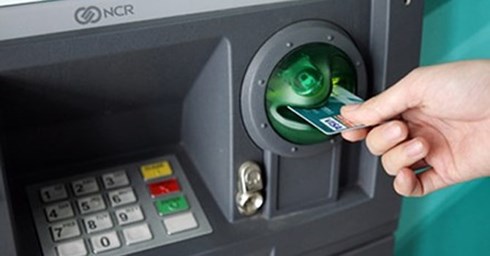NHNN yêu cầu giảm hạn mức rút tiền đêm phòng nạn rút trộm tiền ATM - Ảnh 1