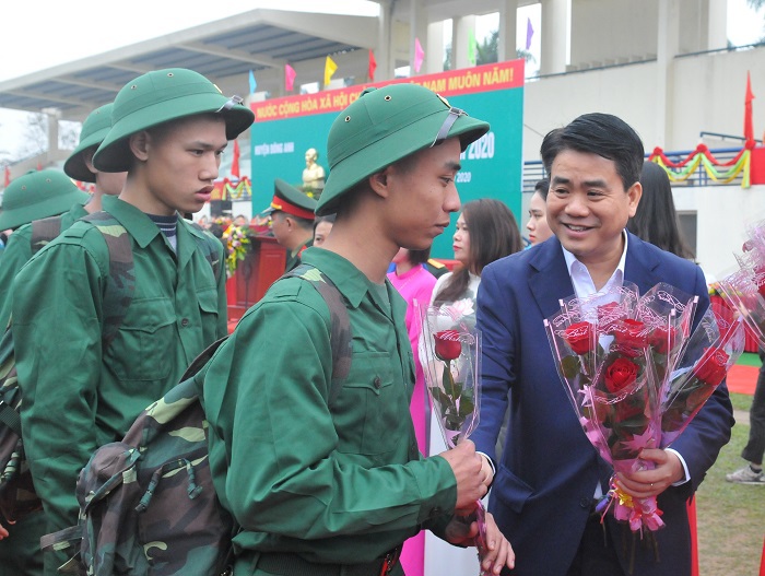 Chủ tịch UBND TP Hà Nội Nguyễn Đức Chung động viên tân binh lên đường nhập ngũ - Ảnh 1