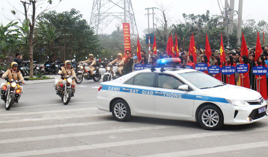 Hoàng Mai ra quân đảm bảo trật tự, an toàn giao thông năm 2018 - Ảnh 2