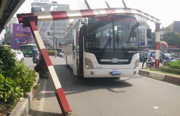 Cửa ngõ sân bay Tân Sơn Nhất ùn tắc nghiêm trọng vì xe khách mất lái - Ảnh 1