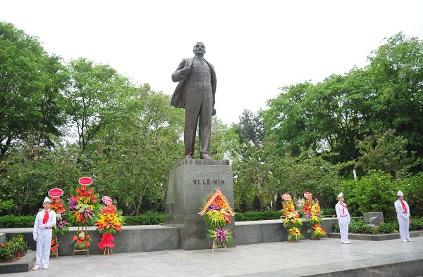 Lãnh đạo TP Hà Nội dâng hoa tưởng niệm V.I Lenin - Ảnh 1