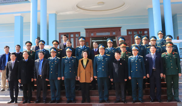 Phó Bí thư Thường trực Thành ủy Ngô Thị Thanh Hằng thăm Sư đoàn không quân 371 - Ảnh 5