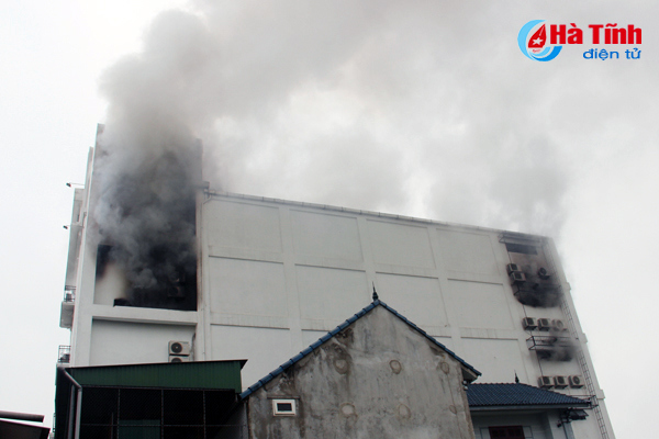 Cháy dữ dội tại quán kakaoke lớn nhất Hà Tĩnh, có người mắc kẹt - Ảnh 2