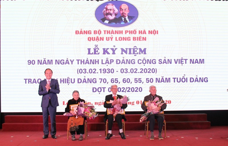Lãnh đạo Thành phố trao Huy hiệu Đảng cho các đảng viên quận Long Biên - Ảnh 2