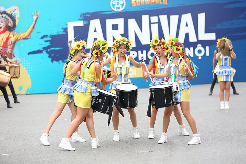 [Ảnh] Rực rỡ Carnival đường phố Hà Nội kỷ niệm 20 năm "Thành phố Vì hòa bình" - Ảnh 1