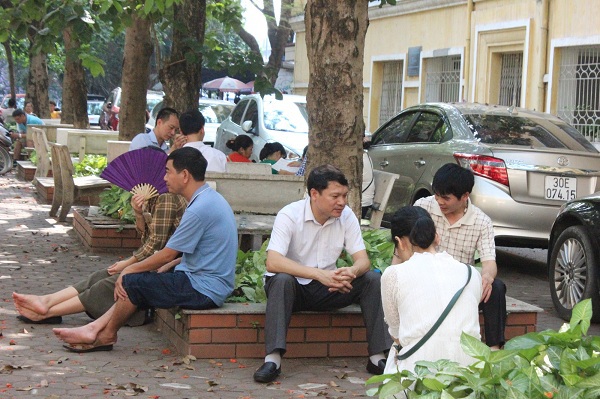 Ngày đầu tiên thi vào chuyên lớp 10 tại Hà Nội: Phụ huynh vạ vật đợi con trong nắng nóng - Ảnh 3