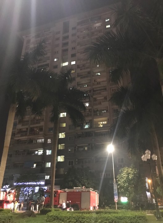 Hà Nội: Cháy ở  tầng 18 chung cư trên đường Nguyễn Cơ Thạch, nhiều người hoảng loạn - Ảnh 2