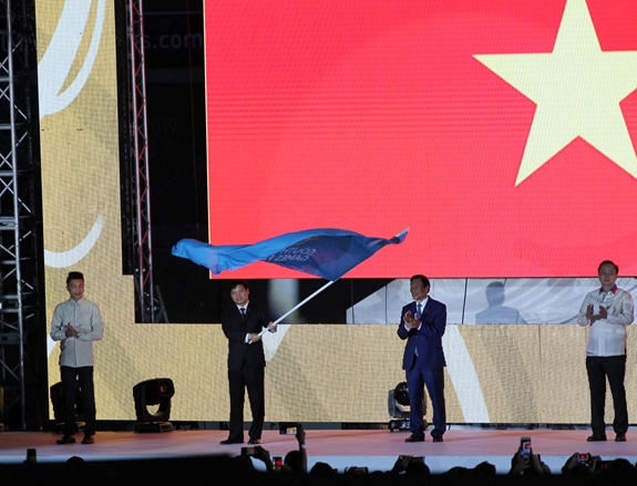 Hà Nội nhận cờ đăng cai SEA Games 31, khép lại kỳ đại hội thành công trên đất Philippines - Ảnh 1