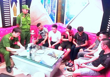 Hà Tĩnh: Bắt giữ nhóm đối tượng sử dụng ma túy trong quán Karaoke - Ảnh 1