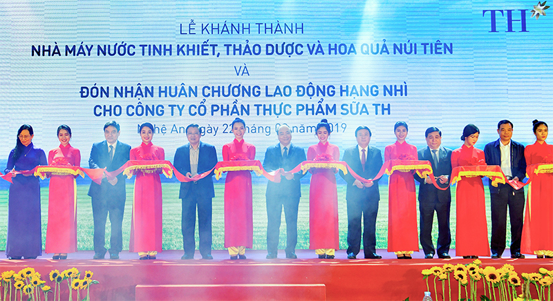 Thủ tướng dự khánh thành nhà máy nước tinh khiết, hoa quả, thảo dược lớn nhất miền Trung - Ảnh 2