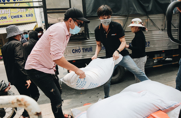 TP Hồ Chí Minh: Nhiều mạnh thường quân cung cấp gạo cho “máy ATM” phát miễn phí cho người nghèo - Ảnh 3