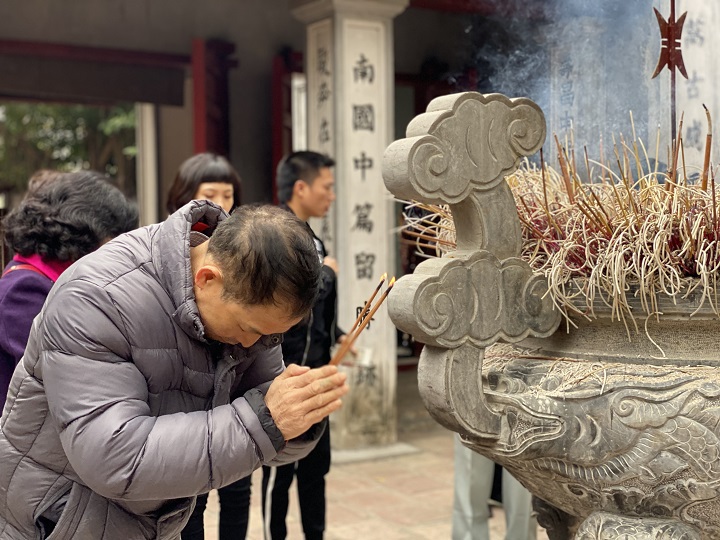 Người đi lễ rải tiền lẻ, xoa bóng chân tượng tại các di tích của Thăng Long tứ trấn - Ảnh 10