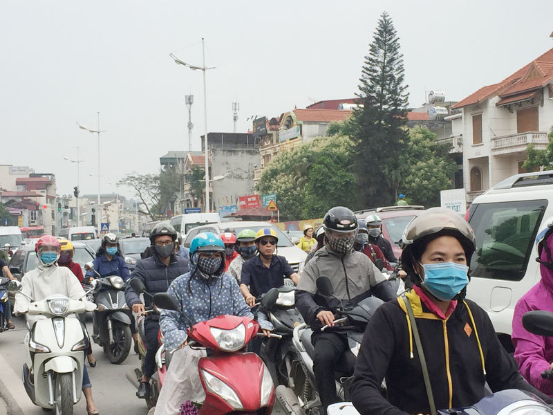 Hà Nội: Ùn tắc giao thông trên đường Nghi Tàm trong ngày làm việc cuối tuần - Ảnh 1